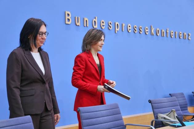Berlin, Germany, September 30, 2026 Federal Press Conference Report by Marion Reiser, Federal Government Commissioner for Eastern Germany, Institute for Political Science and Center for Research on Right-Wing Extremism, Democracy Education, and Social Integration (KomRex), Friedrich Schiller University of Jena, and Minister of State Elisa Copyright: xdtsxNachrichtenagenturx dts_136854