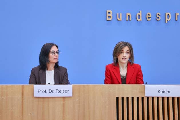 Berlin, Germany, September 30, 2026 Federal Press Conference Report by Marion Reiser, Federal Government Commissioner for Eastern Germany, Institute for Political Science and Center for Research on Right-Wing Extremism, Democracy Education, and Social Integration (KomRex), Friedrich Schiller University of Jena, and Minister of State Elisa Copyright: xdtsxNachrichtenagenturx dts_136857