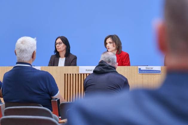 Berlin, Germany, September 30, 2026 Federal Press Conference Report by Marion Reiser, Federal Government Commissioner for Eastern Germany, Institute for Political Science and Center for Research on Right-Wing Extremism, Democracy Education, and Social Integration (KomRex), Friedrich Schiller University of Jena, and Minister of State Elisa Copyright: xdtsxNachrichtenagenturx dts_136864