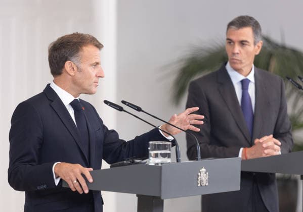 Sánchez Welcomes Macron at the Moncloa The Prime Minister, Pedro Sánchez (right), and the President of the French Republic, Emmanuel Macron (left), hold a joint press conference following a meeting on September 30, 2026, in Madrid, Spain. Macron is in Spain on an official visit, the first by a French head of state since Sarkozy’s visit in 2009, with the aim of highlighting the depth of the relationship in multiple areas as well as the strong convergence between Spain and France at the European level. SEPTEMBER 30, 2026 Madrid, Spain Copyright: xEduardoxParrax 7810712