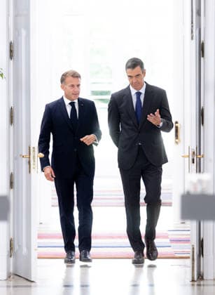 Sánchez Welcomes Macron at La Moncloa Prime Minister Pedro Sánchez (left) and President of the French Republic Emmanuel Macron (right) upon their arrival at a joint press conference following a meeting on September 30, 2026, in Madrid, Spain. Macron is in Spain on an official visit, the first by a French head of state since Sarkozy’s visit in 2009, with the aim of highlighting the depth of the relationship in multiple areas as well as the strong alignment between Spain and France on the European stage. SEPTEMBER 30, 2026 Madrid, Spain  Copyright: xEduardoxParrax 7810722