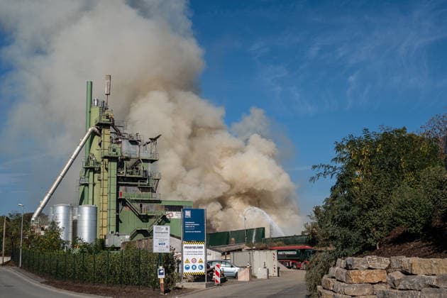 Major Fire at Landfill; Heavy Smoke Katwarn Issues Fire Smoke Alert On September 30, 2026, the Wiesbaden Fire Department was called to the scene at 2:30 p.m. due to a fire at the landfill in Wiesbaden-Biebrich. The Katwarn alert listed the f