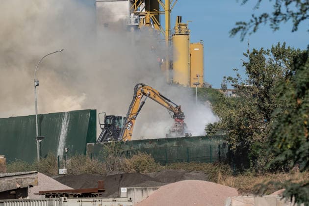 Major Fire at Landfill; Heavy Smoke Katwarn Issues Fire Smoke Alert On September 30, 2026, the Wiesbaden Fire Department was called to the scene at 2:30 p.m. due to a fire at the landfill in Wiesbaden-Biebrich. The Katwarn alert listed the f