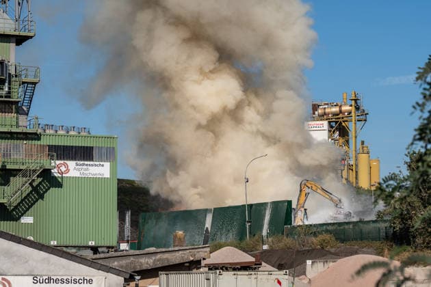 Major Fire at Landfill; Heavy Smoke Katwarn Issues Fire Smoke Alert On September 30, 2026, the Wiesbaden Fire Department was called to the scene at 2:30 p.m. due to a fire at the landfill in Wiesbaden-Biebrich. The Katwarn alert listed the f