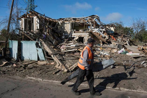 A Massive Russian Air Attack On Kyiv And The Surrounding Region Municipal workers clear debris near a destroyed building where a 14-year-old child was killed in a Russian air attack on Kyiv and the surrounding region, in Vyshhorod, Ukraine, on September 30, 2026. Kyiv Ukraine  Copyright: xMaxymxMarusenkox originalFilename: musiienko-notitle260930_npdiP.jpg