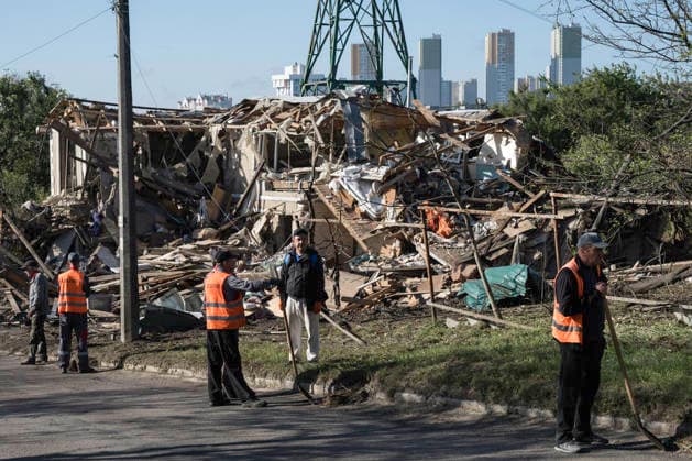 A Massive Russian Air Attack On Kyiv And The Surrounding Region Municipal workers clear debris near a destroyed building where a 14-year-old child was killed in a Russian air attack on Kyiv and the surrounding region, in Vyshhorod, Ukraine, on September 30, 2026. Kyiv Ukraine  Copyright: xMaxymxMarusenkox originalFilename: musiienko-notitle260930_npE3j.jpg