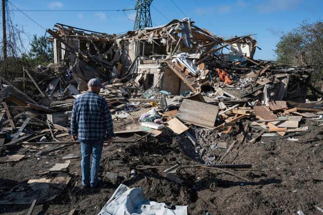 A Massive Russian Air Attack On Kyiv And The Surrounding Region Municipal workers clear debris near a destroyed building where a 14-year-old child was killed in a Russian air attack on Kyiv and the surrounding region, in Vyshhorod, Ukraine, on September 30, 2026. Kyiv Ukraine  Copyright: xMaxymxMarusenkox originalFilename: musiienko-notitle260930_nphFa.jpg