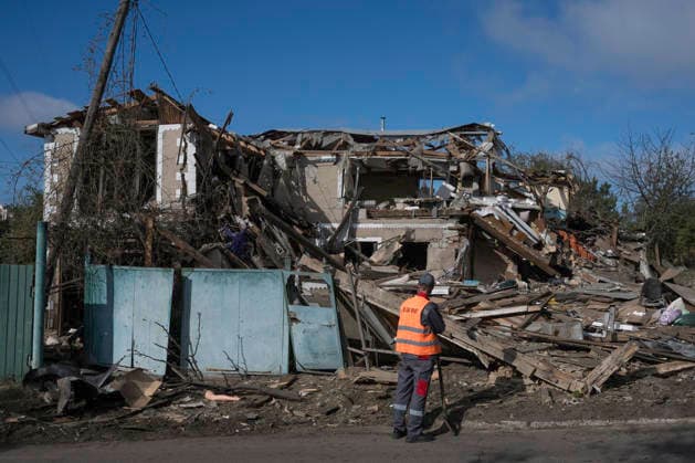 A Massive Russian Air Attack On Kyiv And The Surrounding Region Municipal workers clear debris near a destroyed building where a 14-year-old child was killed in a Russian air attack on Kyiv and the surrounding region, in Vyshhorod, Ukraine, on September 30, 2026. Kyiv Ukraine  Copyright: xMaxymxMarusenkox originalFilename: musiienko-notitle260930_npKAe.jpg