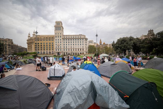 Housing Protest Camp in Plaça Catalunya, Barcelona Tents set up during a housing protest camp in Plaça Catalunya on September 30, 2026, in Barcelona, Catalonia, Spain. Around 150 people are camping in Plaça Catalunya to demand respect for the right to housing, following the example of the encampment in Madrid’s Puerta del Sol. September 30, 2026. Lorena Sopê. Barcelona, Catalonia Barcelona, Catalonia, Spain Copyright: xLorenaxSopênax 7810764