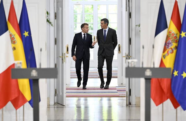 French President Emmanuel Macron - Spanish Prime Minister Pedro Sanchez joint press conference in Spain MADRID, SPAIN - SEPTEMBER 30: French President Emmanuel Macron (L) and Spanish Prime Minister Pedro Sanchez (R) hold a joint press conference following their meeting at the Moncloa Palace during his official visit to Madrid, Spain on September 30, 2026. Burak Akbulut Anadolu Madrid Spain. Editorial use only. Please get in touch for any other usage.  Copyright: x2026xAnadoluxBurakxAkbulutx