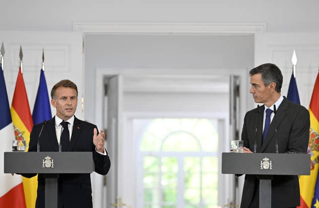 French President Emmanuel Macron - Spanish Prime Minister Pedro Sanchez joint press conference in Spain MADRID, SPAIN - SEPTEMBER 30: French President Emmanuel Macron (L) and Spanish Prime Minister Pedro Sanchez (R) hold a joint press conference following their meeting at the Moncloa Palace during his official visit to Madrid, Spain on September 30, 2026. Burak Akbulut Anadolu Madrid Spain. Editorial use only. Please get in touch for any other usage.  Copyright: x2026xAnadoluxBurakxAkbulutx