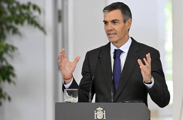 French President Emmanuel Macron - Spanish Prime Minister Pedro Sanchez joint press conference in Spain MADRID, SPAIN - SEPTEMBER 30: French President Emmanuel Macron (not seen) and Spanish Prime Minister Pedro Sanchez hold a joint press conference following their meeting at the Moncloa Palace during his official visit to Madrid, Spain on September 30, 2026. Burak Akbulut Anadolu Madrid Spain. Editorial use only. Please get in touch for any other usage.  Copyright: x2026xAnadoluxBurakxAkbulutx