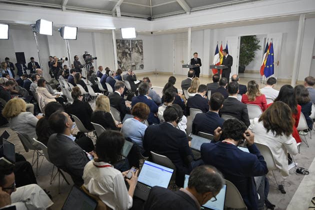 French President Emmanuel Macron - Spanish Prime Minister Pedro Sanchez joint press conference in Spain MADRID, SPAIN - SEPTEMBER 30: French President Emmanuel Macron and Spanish Prime Minister Pedro Sanchez hold a joint press conference following their meeting at the Moncloa Palace during his official visit to Madrid, Spain on September 30, 2026. Burak Akbulut Anadolu Madrid Spain. Editorial use only. Please get in touch for any other usage.  Copyright: x2026xAnadoluxBurakxAkbulutx