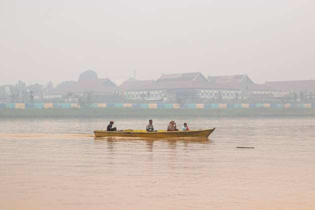 Dense haze blankets Jambi in Indonesia JAMBI, INDONESIA, SEPTEMBER 30, 2026: Boats navigate through dense haze along the Batanghari River in Jambi, Indonesia, as smoke from forest and land fires reduces visibility and affects air quality in the region. Seasonal fires are a recurring source of haze across parts of Sumatra during dry conditions. Jambi ID Copyright: x xPrabanndaruxWahyuajix xJNAxPressx
