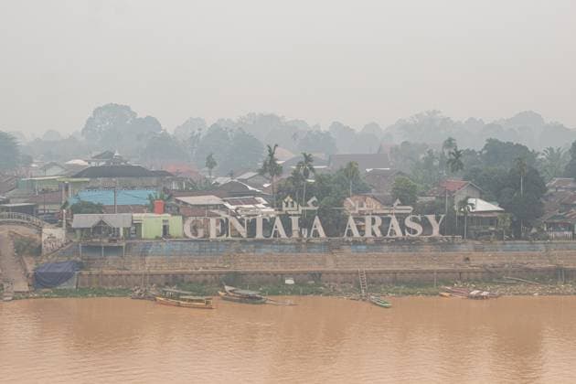 Dense haze blankets Jambi in Indonesia JAMBI, INDONESIA, SEPTEMBER 30, 2026: Boats navigate through dense haze along the Batanghari River in Jambi, Indonesia, as smoke from forest and land fires reduces visibility and affects air quality in the region. Seasonal fires are a recurring source of haze across parts of Sumatra during dry conditions. Jambi ID Copyright: x xPrabanndaruxWahyuajix xJNAxPressx