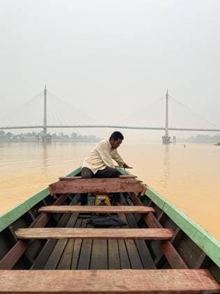 Dense haze blankets Jambi in Indonesia JAMBI, INDONESIA, SEPTEMBER 30, 2026: Boats navigate through dense haze along the Batanghari River in Jambi, Indonesia, as smoke from forest and land fires reduces visibility and affects air quality in the region. Seasonal fires are a recurring source of haze across parts of Sumatra during dry conditions. Jambi ID Copyright: x xPrabanndaruxWahyuajix xJNAxPressx