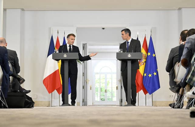 French President Emmanuel Macron - Spanish Prime Minister Pedro Sanchez joint press conference in Spain MADRID, SPAIN - SEPTEMBER 30: French President Emmanuel Macron (L) and Spanish Prime Minister Pedro Sanchez (R) hold a joint press conference following their meeting at the Moncloa Palace during his official visit to Madrid, Spain on September 30, 2026. Burak Akbulut Anadolu Madrid Spain. Editorial use only. Please get in touch for any other usage.  Copyright: x2026xAnadoluxBurakxAkbulutx