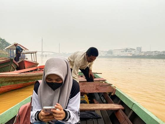 Dense haze blankets Jambi in Indonesia JAMBI, INDONESIA, SEPTEMBER 30, 2026: Boats navigate through dense haze along the Batanghari River in Jambi, Indonesia, as smoke from forest and land fires reduces visibility and affects air quality in the region. Seasonal fires are a recurring source of haze across parts of Sumatra during dry conditions. Jambi ID Copyright: x xPrabanndaruxWahyuajix xJNAxPressx