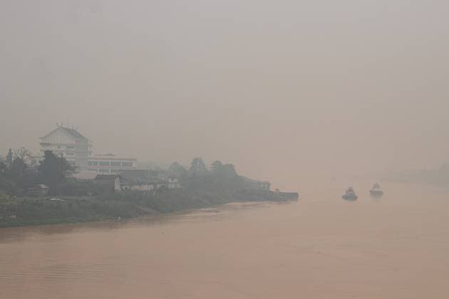 Dense haze blankets Jambi in Indonesia JAMBI, INDONESIA, SEPTEMBER 30, 2026: Boats navigate through dense haze along the Batanghari River in Jambi, Indonesia, as smoke from forest and land fires reduces visibility and affects air quality in the region. Seasonal fires are a recurring source of haze across parts of Sumatra during dry conditions. Jambi ID Copyright: x xPrabanndaruxWahyuajix xJNAxPressx