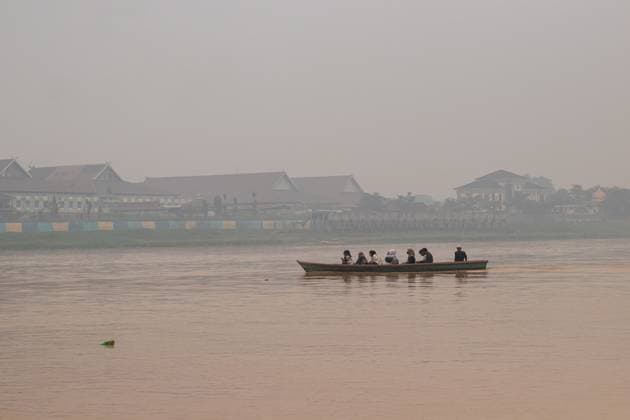Dense haze blankets Jambi in Indonesia JAMBI, INDONESIA, SEPTEMBER 30, 2026: Boats navigate through dense haze along the Batanghari River in Jambi, Indonesia, as smoke from forest and land fires reduces visibility and affects air quality in the region. Seasonal fires are a recurring source of haze across parts of Sumatra during dry conditions. Jambi ID Copyright: x xPrabanndaruxWahyuajix xJNAxPressx