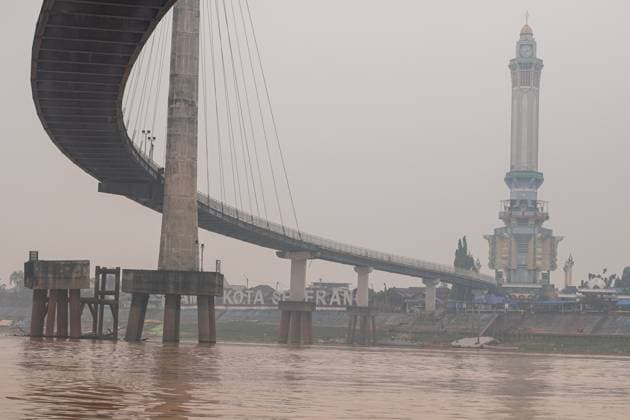 Dense haze blankets Jambi in Indonesia JAMBI, INDONESIA, SEPTEMBER 30, 2026: Boats navigate through dense haze along the Batanghari River in Jambi, Indonesia, as smoke from forest and land fires reduces visibility and affects air quality in the region. Seasonal fires are a recurring source of haze across parts of Sumatra during dry conditions. Jambi ID Copyright: x xPrabanndaruxWahyuajix xJNAxPressx