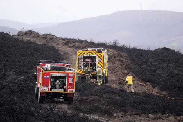 The wildfire in Ourol, Lugo, which has burned 50 hectares, has been brought under control. Two fire trucks are working in the burned area as of September 30, 2026, in Ourol, Lugo, Galicia, Spain. The Regional Ministry of Rural Affairs has reported that the forest fire still active in the town of Ourol, in the province of Lugo, has been brought under control after burning an area of approximately 50 hectares. SEPTEMBER 30, 2026 Ourol, Lugo, Galicia Ourol, Lugo, Galicia, Spain Copyright: xCarlosxCastrox 7810796