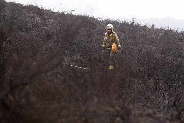 Forest fire in Ourol, Lugo, which has burned 50 hectares, has been stabilized. A firefighter works at the scene of the fire on September 30, 2026, in Ourol, Lugo, Galicia, Spain. The Regional Ministry of Rural Affairs has reported that the wildfire still burning in the town of Ourol, in the province of Lugo, has been stabilized after burning an area of about 50 hectares. SEPTEMBER 30, 2026 Ourol, Lugo, Galicia Ourol, Lugo, Galicia, Spain Copyright: xCarlosxCastrox 7810803