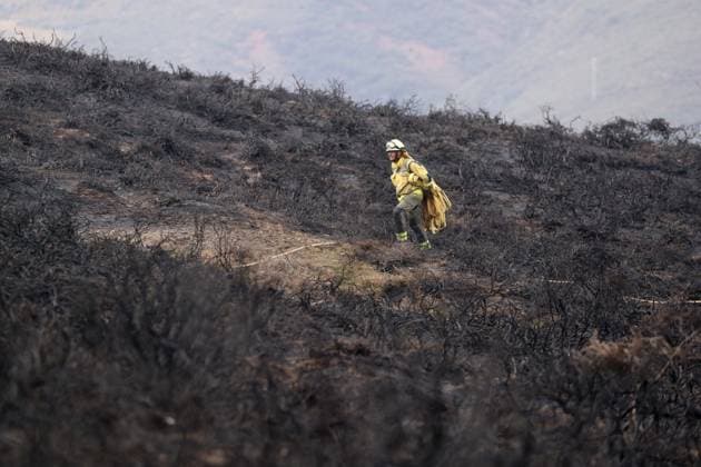 Forest fire in Ourol, Lugo, which has burned 50 hectares, has been stabilized. A firefighter works at the scene of the fire on September 30, 2026, in Ourol, Lugo, Galicia, Spain. The Regional Ministry of Rural Affairs has reported that the wildfire still burning in the town of Ourol, in the province of Lugo, has been stabilized after burning an area of about 50 hectares. SEPTEMBER 30, 2026 Ourol, Lugo, Galicia Ourol, Lugo, Galicia, Spain Copyright: xCarlosxCastrox 7810804