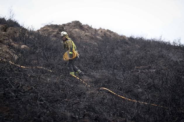 Forest fire in Ourol, Lugo, which has burned 50 hectares, has been stabilized. A firefighter works at the scene of the fire on September 30, 2026, in Ourol, Lugo, Galicia, Spain. The Regional Ministry of Rural Affairs has reported that the wildfire still burning in the town of Ourol, in the province of Lugo, has been stabilized after burning an area of about 50 hectares. SEPTEMBER 30, 2026 Ourol, Lugo, Galicia Ourol, Lugo, Galicia, Spain Copyright: xCarlosxCastrox 7810805