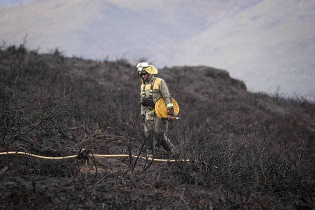 Forest fire in Ourol, Lugo, which has burned 50 hectares, has been stabilized. A firefighter works at the scene of the fire on September 30, 2026, in Ourol, Lugo, Galicia, Spain. The Regional Ministry of Rural Affairs has reported that the wildfire still burning in the town of Ourol, in the province of Lugo, has been stabilized after burning an area of about 50 hectares. SEPTEMBER 30, 2026 Ourol, Lugo, Galicia Ourol, Lugo, Galicia, Spain Copyright: xCarlosxCastrox 7810806