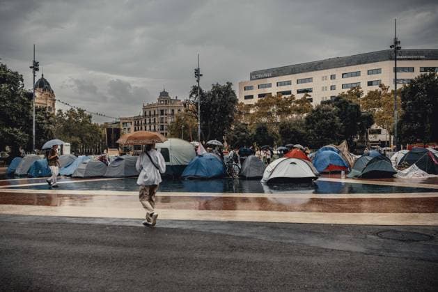 September 30, 2026, Barcelona, Catalonia, Spain: Protesters gather at a tent camp in BarcelonaÃ¢â‚¬â ¢s PlaoÂßa de Catalunya to demand affordable housing and an end to evictions amid nationwide protests over SpainÃ¢â‚¬â ¢s housing crisis. Barcelona Spain  - ZUMAo105 20260930_fap_o105_001 Copyright: xMatthiasxOesterlex