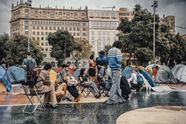 September 30, 2026, Barcelona, Catalonia, Spain: Protesters gather at a tent camp in BarcelonaÃ¢â‚¬â ¢s PlaoÂßa de Catalunya to demand affordable housing and an end to evictions amid nationwide protests over SpainÃ¢â‚¬â ¢s housing crisis. Barcelona Spain  - ZUMAo105 20260930_fap_o105_002 Copyright: xMatthiasxOesterlex