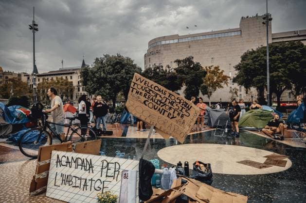 September 30, 2026, Barcelona, Catalonia, Spain: Protesters gather at a tent camp in BarcelonaÃ¢â‚¬â ¢s PlaoÂßa de Catalunya to demand affordable housing and an end to evictions amid nationwide protests over SpainÃ¢â‚¬â ¢s housing crisis. Barcelona Spain  - ZUMAo105 20260930_fap_o105_004 Copyright: xMatthiasxOesterlex