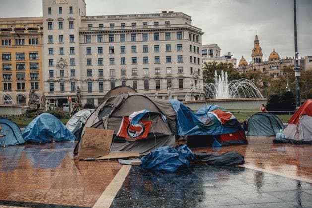 September 30, 2026, Barcelona, Catalonia, Spain: Protesters gather at a tent camp in BarcelonaÃ¢â‚¬â ¢s PlaoÂßa de Catalunya to demand affordable housing and an end to evictions amid nationwide protests over SpainÃ¢â‚¬â ¢s housing crisis. Barcelona Spain  - ZUMAo105 20260930_fap_o105_006 Copyright: xMatthiasxOesterlex