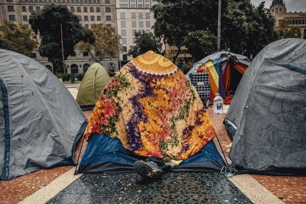 September 30, 2026, Barcelona, Catalonia, Spain: Protesters gather at a tent camp in BarcelonaÃ¢â‚¬â ¢s PlaoÂßa de Catalunya to demand affordable housing and an end to evictions amid nationwide protests over SpainÃ¢â‚¬â ¢s housing crisis. Barcelona Spain  - ZUMAo105 20260930_fap_o105_013 Copyright: xMatthiasxOesterlex