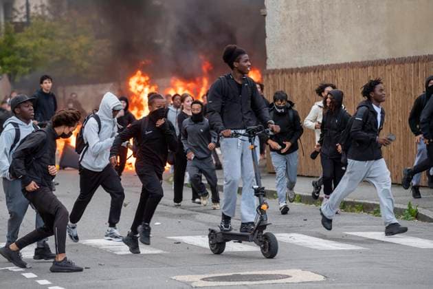 High School Students’ Protest PHOTOPQR OUEST FRANCE Mathieu Pattier RENNES September 30, 2026 High school students’ protest Blockade of Jean Jaurès High School in Rennes on Wednesday, September 30, 2026 The school was blockaded by about a hundred students who set trash cans on fire in front of the school’s entrances. Law enforcement officers, who intervened to disperse the crowd, were targeted by projectiles. PHOTO MATHIEU PATTIER OUEST FRANCE France, Sept. 30, 2026 Protests over crowded classrooms, teacher shortages, and long school days have spread across France, with police detaining more than 400 people—many of them minors— on Tuesday. The movement began at high schools in the Paris area last week before spreading nationwide. Some scho Copyright: xPHOTOPQR OUESTxFRANCE MAXPPPxMathieuxPattierx 20260930OFR5091 20260930OFR5091