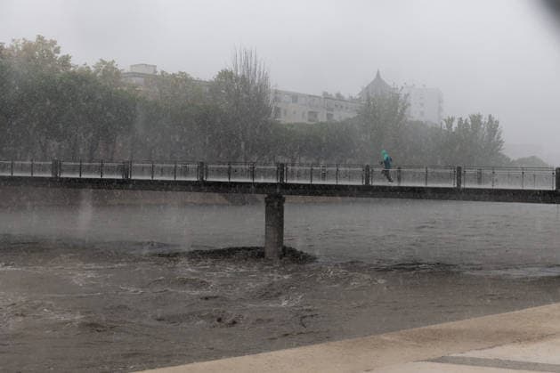 Pedestrian Above the Flooded Lez River Benjamin ELKAIM MAXPPP Montpellier September 30, 2026 A person crosses a footbridge over the flooded Lez River in heavy rain in Montpellier during the Cévenol storm on September 30, 2026. Montpellier, France, September 30, 2026—the first heavy rains after summer in southern France. Montpellier, FRANCE  Copyright: xMAXPPPxBenjaminxELKAIMx ELK202609305202 ELK202609305202