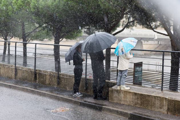 The Lez River Swells in the Rain Benjamin ELKAIM MAXPPP Montpellier September 30, 2026 Two adults and a child, sheltered under umbrellas, watch the very choppy waters of the Lez River in heavy rain in Montpellier during the Mediterranean weather event on September 30, 2026 Montpellier, France, September 30, 2026—the first heavy rains after summer in southern France Montpellier, FRANCE  Copyright: xMAXPPPxBenjaminxELKAIMx ELK202609305212 ELK202609305212
