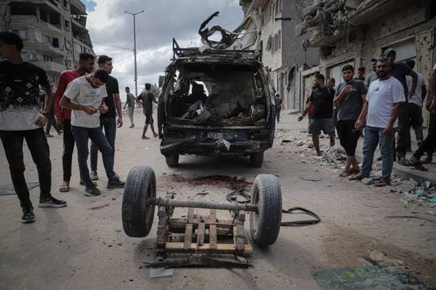 Israeli strike kills five in Gaza City GAZA CITY, GAZA STRIP, SEPTEMBER 30, 2026: Palestinians gather at the scene after an Israeli airstrike targeted a vehicle in the Tel al-Hawa neighborhood of Gaza City. Five Palestinians were killed and 13 others injured in the strike, according to the Palestinian Red Crescent Society, which said its crews transported the dead to Al-Shifa Hospital and the wounded to Al-Quds Hospital. The Israeli military had not immediately commented on the strike. Gaza Palestine, State of Copyright: x xMohammedxMxSkaikx xJNAxPressx