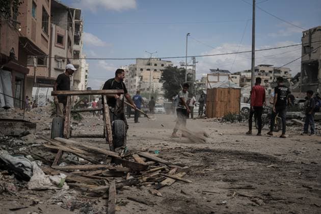 Israeli strike kills five in Gaza City GAZA CITY, GAZA STRIP, SEPTEMBER 30, 2026: Palestinians gather at the scene after an Israeli airstrike targeted a vehicle in the Tel al-Hawa neighborhood of Gaza City. Five Palestinians were killed and 13 others injured in the strike, according to the Palestinian Red Crescent Society, which said its crews transported the dead to Al-Shifa Hospital and the wounded to Al-Quds Hospital. The Israeli military had not immediately commented on the strike. Gaza Palestine, State of Copyright: x xMohammedxMxSkaikx xJNAxPressx