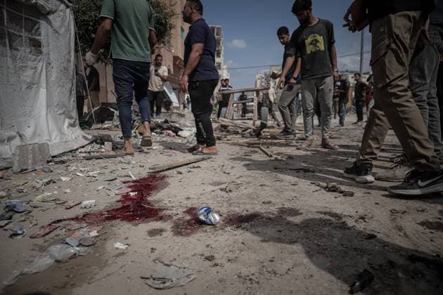 Israeli strike kills five in Gaza City GAZA CITY, GAZA STRIP, SEPTEMBER 30, 2026: Palestinians gather at the scene after an Israeli airstrike targeted a vehicle in the Tel al-Hawa neighborhood of Gaza City. Five Palestinians were killed and 13 others injured in the strike, according to the Palestinian Red Crescent Society, which said its crews transported the dead to Al-Shifa Hospital and the wounded to Al-Quds Hospital. The Israeli military had not immediately commented on the strike. Gaza Palestine, State of Copyright: x xMohammedxMxSkaikx xJNAxPressx