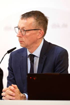Matthias Kopp at the press conference for the study day on Artificial Intelligence, Humanity, and the Common Good: Insights from the Social Encyclical *Magnifica humanitas* during the fall plenary assembly of the German Bishops’ Conference at the Fulda Cathedral Parish Center, September 30, 2026 Foto:xP.xBackx xFuturexImagex dbk_pressegespraech_6901
