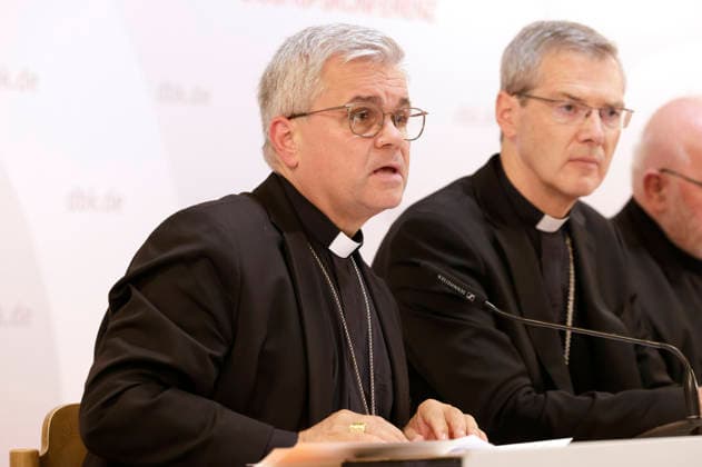 Udo Markus Bentz and Heiner Wilmer at the press conference for the study day Artificial Intelligence, Humanity, and the Common Good: Insights from the Social Encyclical *Magnifica humanitas* during the fall plenary assembly of the German Bishops’ Conference at the Fulda Cathedral Parish Center, September 30, 2026 Foto:xP.xBackx xFuturexImagex dbk_pressegespraech_6940