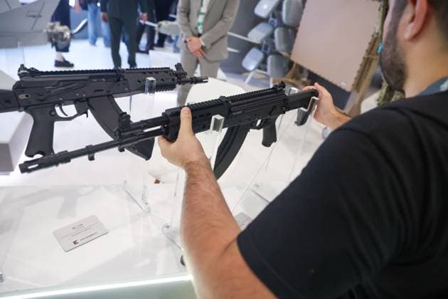 30.09.2026. Azerbaijan. Baku. A visitor inspects a Kalashnikov AK-15K assault rifle, presented at the stand of the Kalashnikov Concern at the Azerbaijan International Defense Industry Exhibition ADEX 2026. Alexey Belkin NEWS.ru BelkinxAlexey