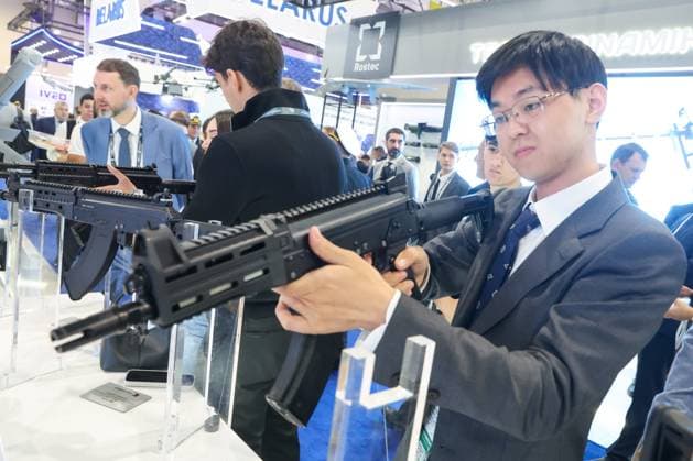 30.09.2026. Azerbaijan. Baku. A visitor inspects a Kalashnikov AK-15SK assault rifle, presented at the stand of the Kalashnikov Concern at the Azerbaijan International Defense Industry Exhibition ADEX 2026. Alexey Belkin NEWS.ru BelkinxAlexey