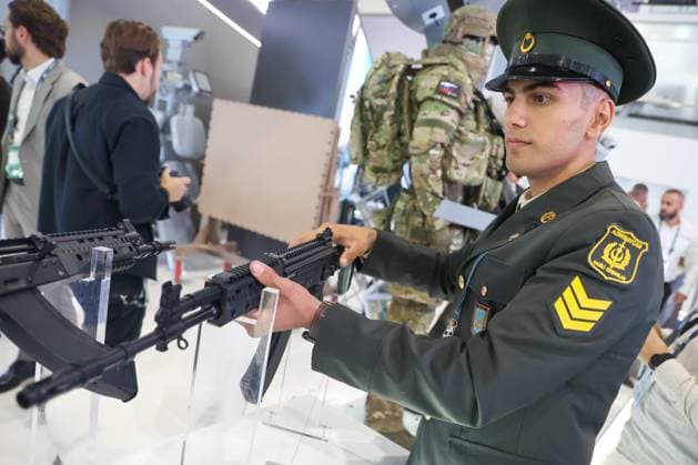 30.09.2026. Azerbaijan. Baku. A soldier inspects a Kalashnikov AK-15K assault rifle, presented at the stand of the Kalashnikov Concern at the Azerbaijan International Defense Industry Exhibition ADEX 2026. Alexey Belkin NEWS.ru BelkinxAlexey