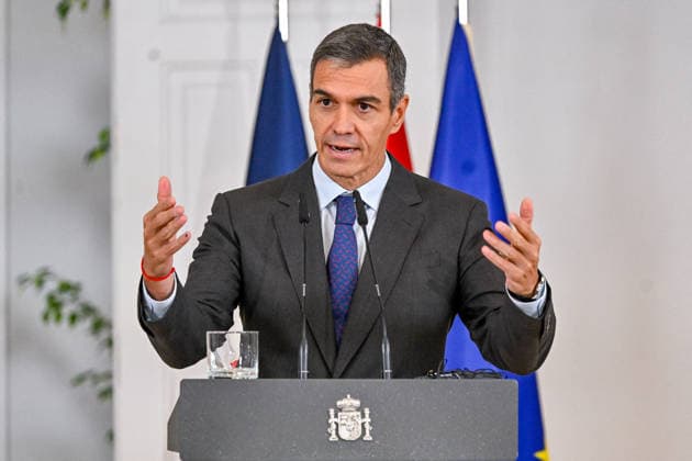 French President Emmanuel Macron and Spanish Prime Minister Pedro Sánchez during a joint press conference at the Moncloa Palace in Madrid, Spain, on September 30, 2026. French President Emmanuel Macron is on the second day of a two-day state visit to Spain. Christian Liewig, Bestimage. French President Emmanuel Macron is on the second day of a two-day state visit to Spain. 2026 French President Emmanuel Macron is on his second day of a two-day state visit to Spain Madrid, Spain  Copyright: xChristianxLiewigx xBestimagexChristianxLiewigx xBestimagex