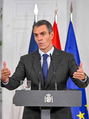 French President Emmanuel Macron and Spanish Prime Minister Pedro Sánchez during a joint press conference at the Moncloa Palace in Madrid, Spain, on September 30, 2026. French President Emmanuel Macron is on the second day of a two-day state visit to Spain. Christian Liewig, Bestimage. French President Emmanuel Macron is on the second day of a two-day state visit to Spain. 2026 French President Emmanuel Macron is on his second day of a two-day state visit to Spain Madrid, Spain  Copyright: xChristianxLiewigx xBestimagexChristianxLiewigx xBestimagex