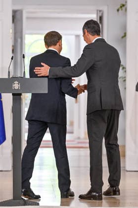 French President Emmanuel Macron and Spanish Prime Minister Pedro Sanchez during a joint press conference at the Moncloa Palace in Madrid, Spain, on September 30, 2026. French President Emmanuel Macron is on the second day of a two-day state visit to Spain. Christian Liewig, Bestimage. French President Emmanuel Macron and Spanish Prime Minister Pedro Sánchez during a joint press conference at the Moncloa Palace in Madrid on September 30, 2026 French President Emmanuel Macron is on his second day of a two-day state visit to Spain Madrid, Spain  Copyright: xChristianxLiewigx xBestimagexChristianxLiewigx xBestimagex