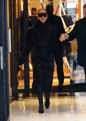 Céline Dion greets her fans in the rain as she leaves the Royal Monceau Hotel in Paris, before heading to the Paris La Défense Arena to continue her concert series, September 30, 2026 Denis Guigenbourg Bestimage Céline Dion greets fans in the rain as she leaves the Royal Monceau Hotel in Paris, before heading to the Paris La Défense Arena to continue her concert series on September 30, 2026 Paris, France  Copyright: xDenisxGuignebourgx xBestimagexDenisxGuignebourgx xBestimagex